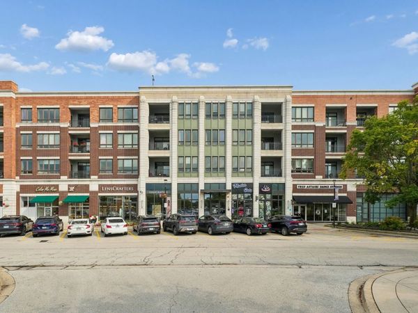 450 Village Center Drive , Unit 302, Burr Ridge, IL 60527