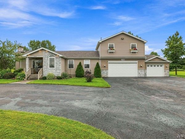 2756 Moore Road, Ransomville, NY 14131