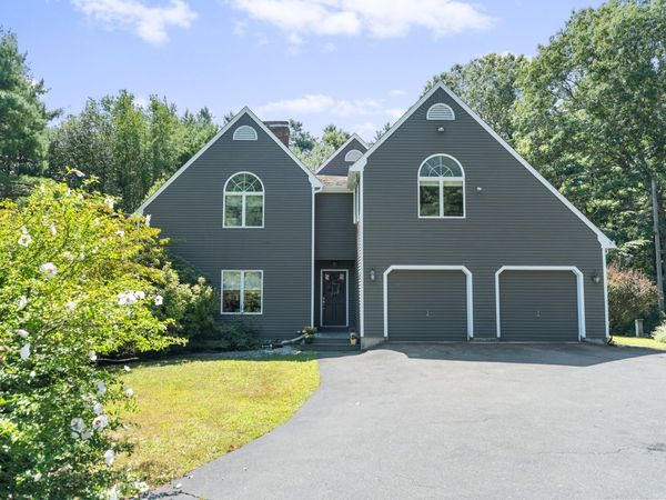 39 Stuart Rd, Rochester, MA 02770