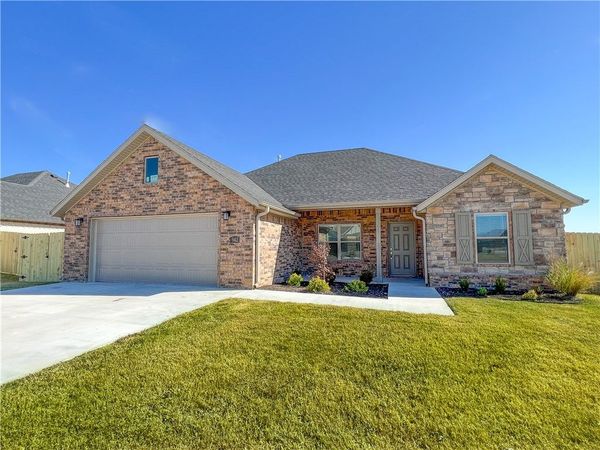 942 Fair Oaks Street , Tontitown, AR 72762