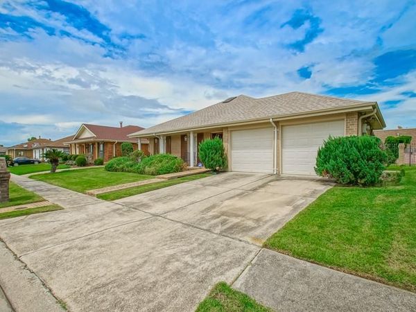 5713 E LOUIS PRIMA Drive, New Orleans, LA 70128