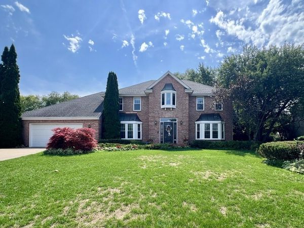 12231 W White Oak Dr, Greenfield, WI 53228