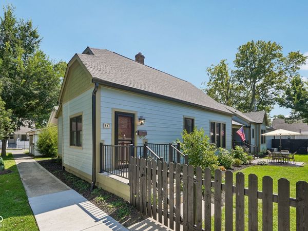 85 E Poplar , Zionsville, IN 46077