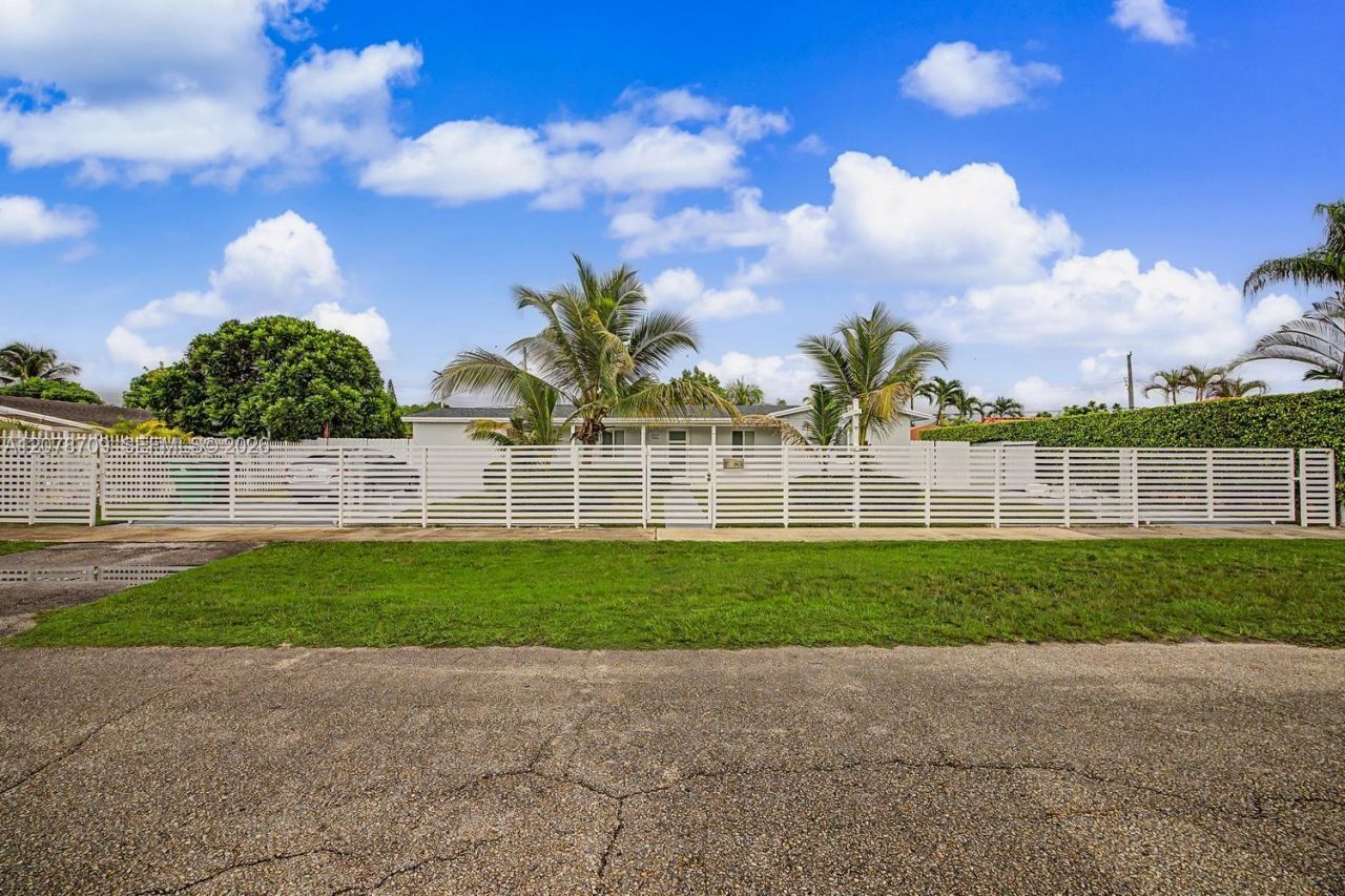 9541 SW 165th St , Miami, FL 33157 Photo