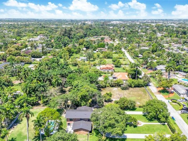 350 NE 158th St , Miami, FL 33162