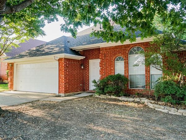 933 Blossomwood Court, Arlington, TX 76017