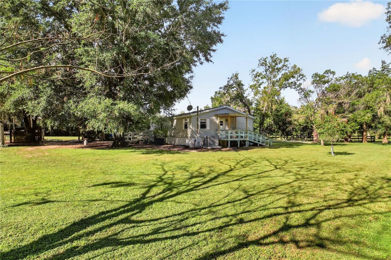 6051 SE 148th Terrace , Morriston, FL 32668 Photo