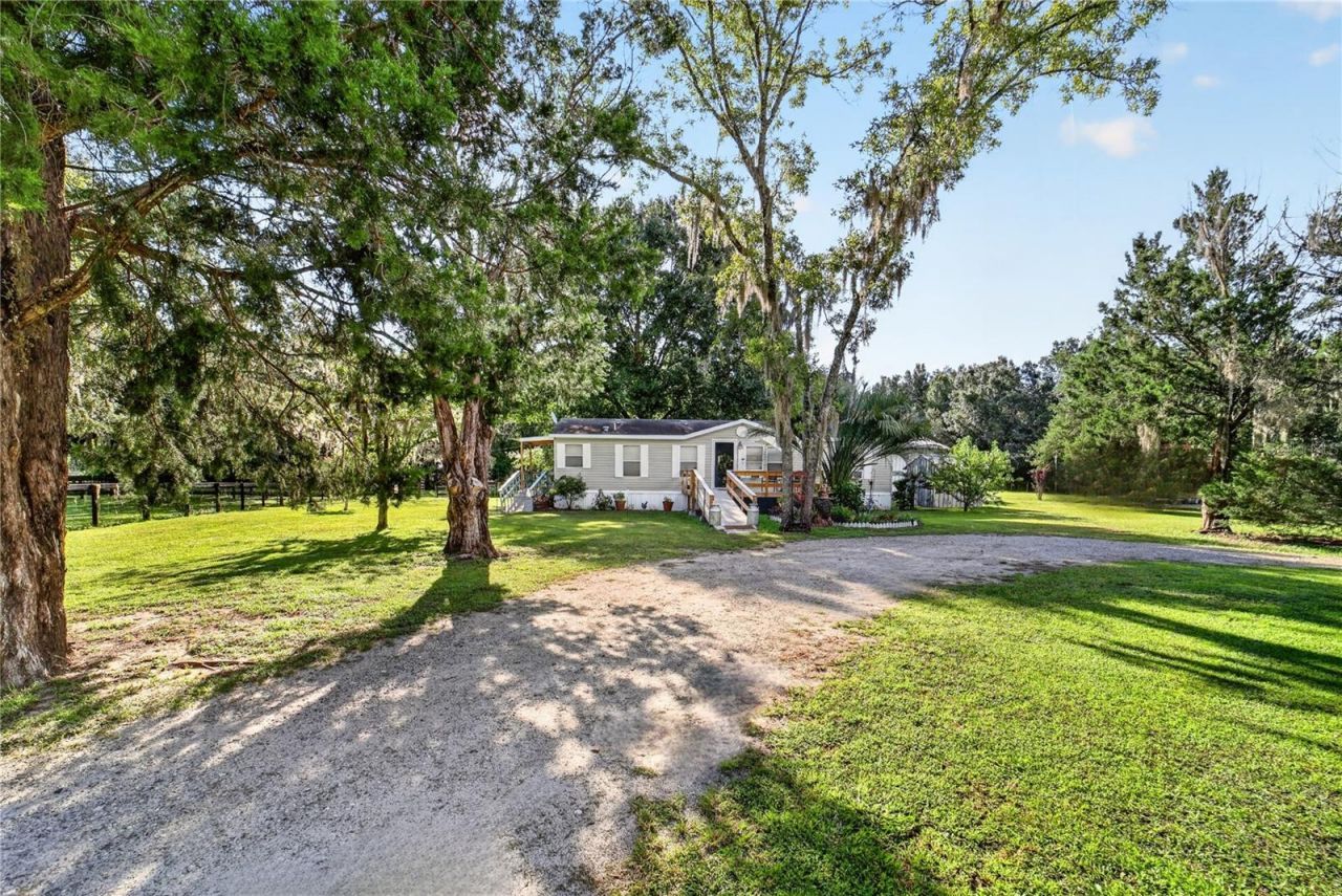 6051 SE 148th Terrace , Morriston, FL 32668 Photo