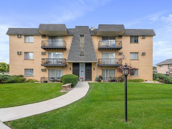 909 Plainfield Road , Unit 10, Darien, IL 60561