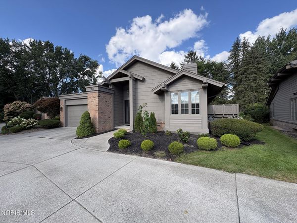 6744 Carrietowne Lane, Toledo, OH 43617