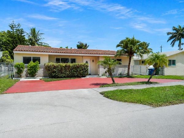903 NE 2nd St , Hallandale Beach, FL 33009