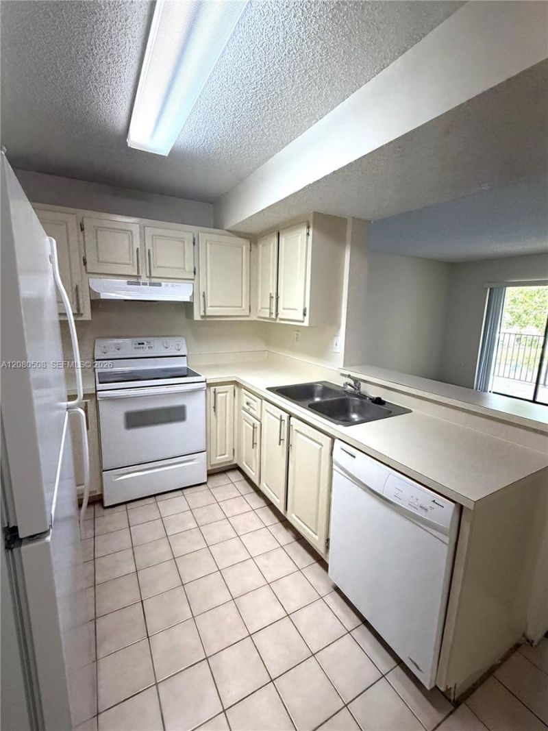 351 Palm Way , Unit 303, Pembroke Pines, FL 33025 Photo