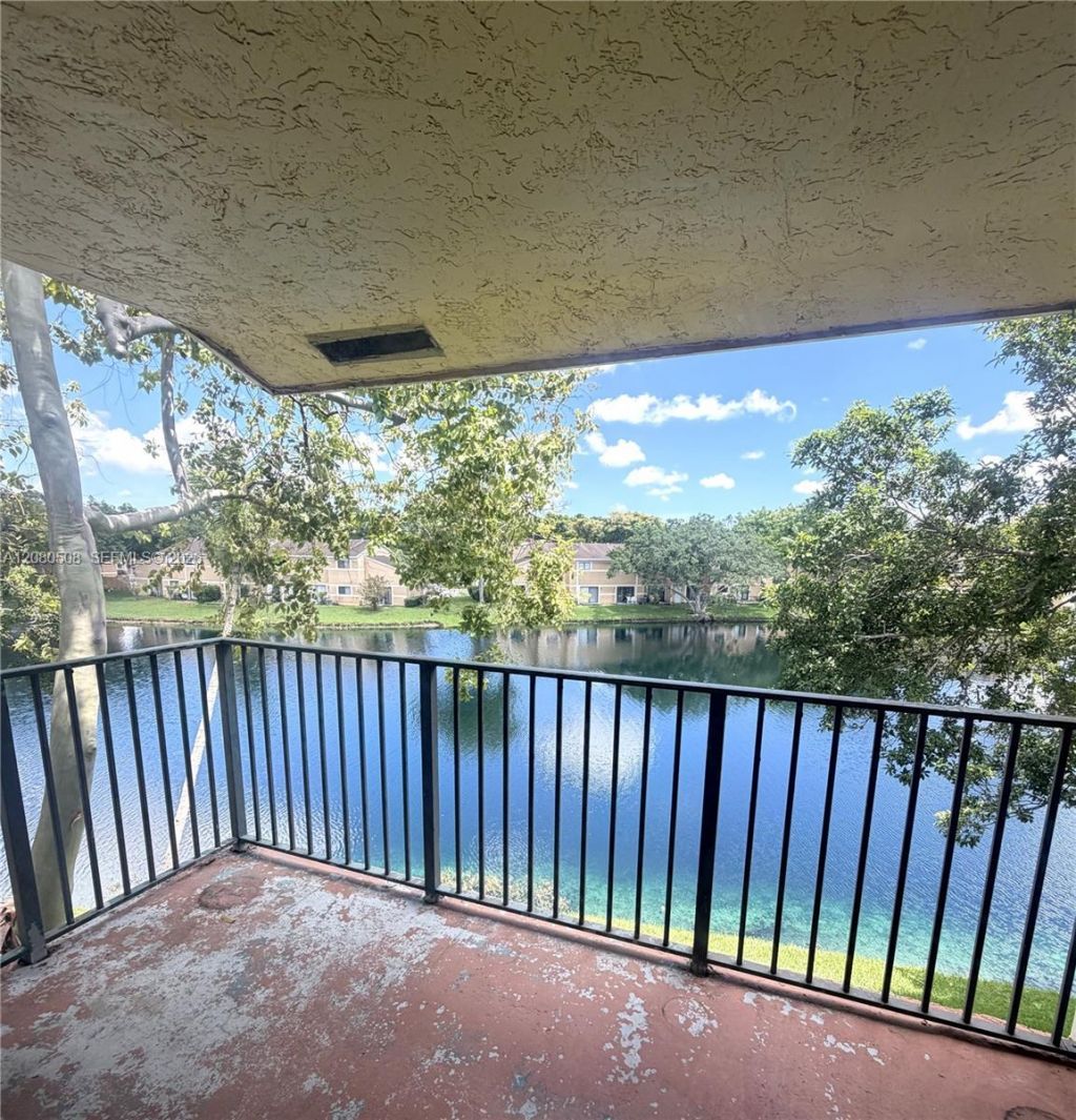 351 Palm Way , Unit 303, Pembroke Pines, FL 33025 Photo