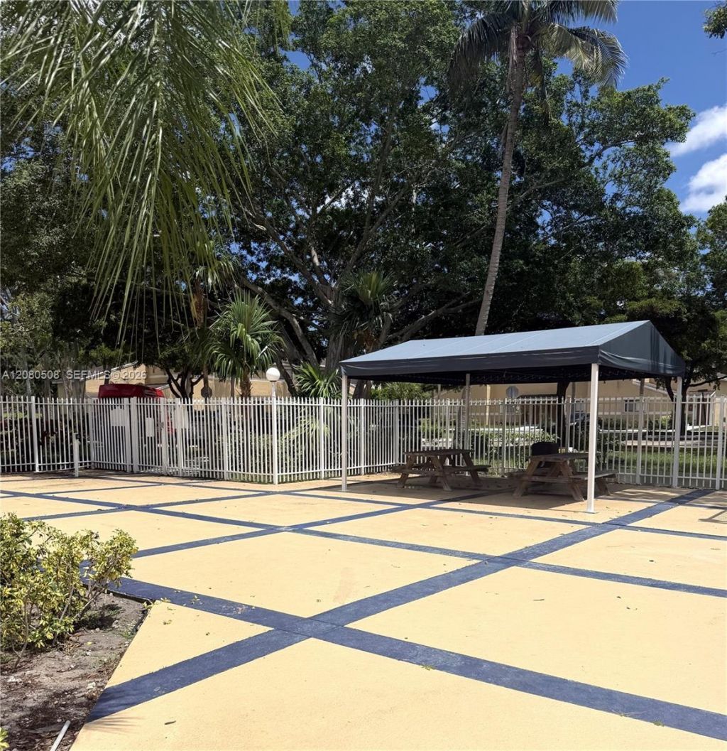 351 Palm Way , Unit 303, Pembroke Pines, FL 33025 Photo