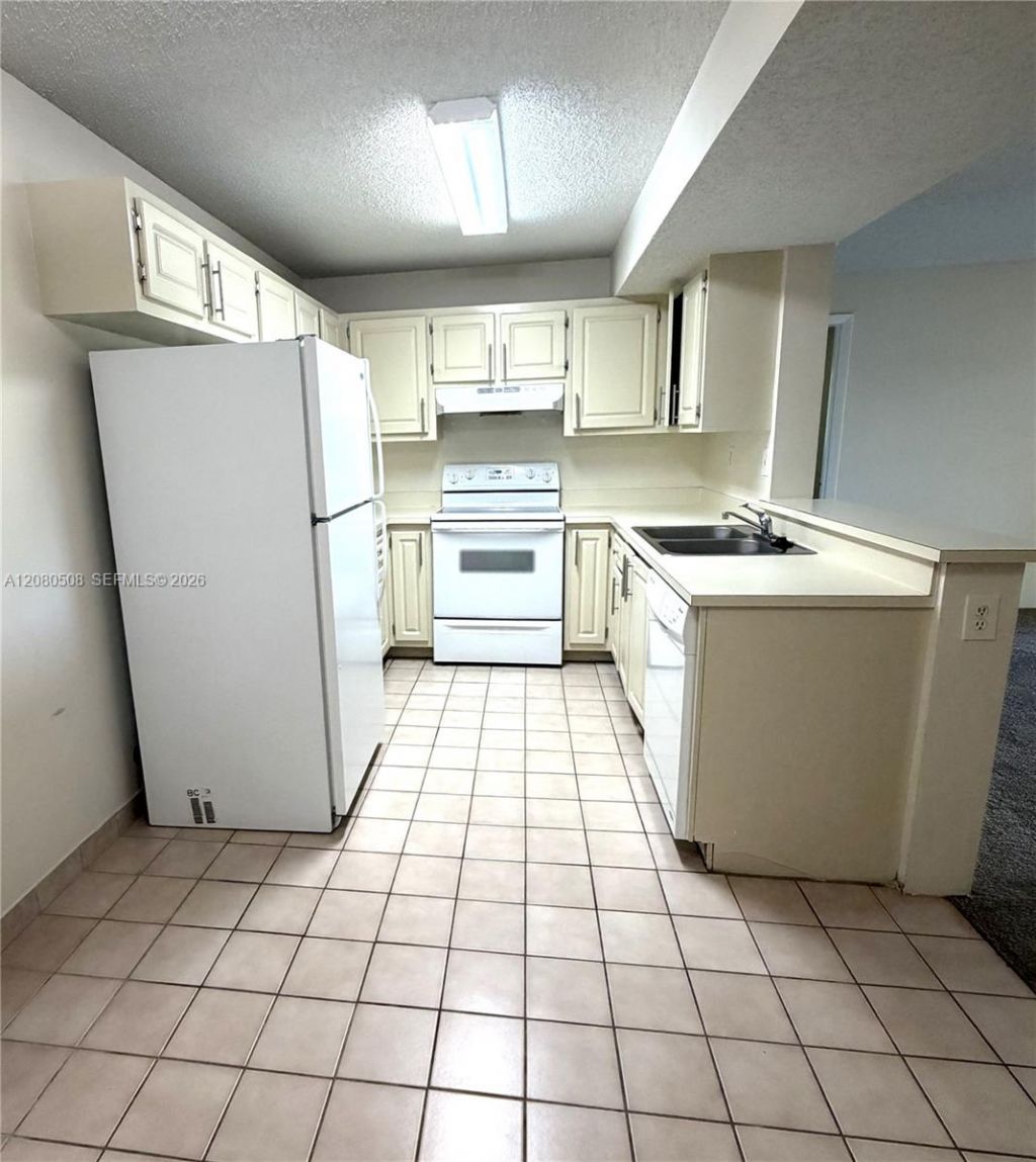 351 Palm Way , Unit 303, Pembroke Pines, FL 33025 Photo