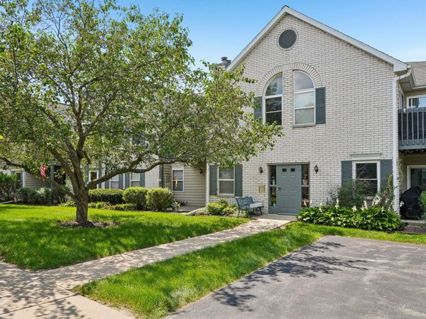 N25W24069 River Park Dr, Unit 6, Pewaukee, WI 53072