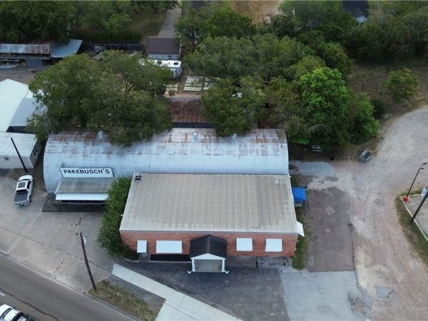1303 N Esplanade St , Cuero, TX 77954