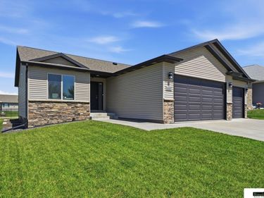1121 N 99Th Street, Lincoln, NE 68527