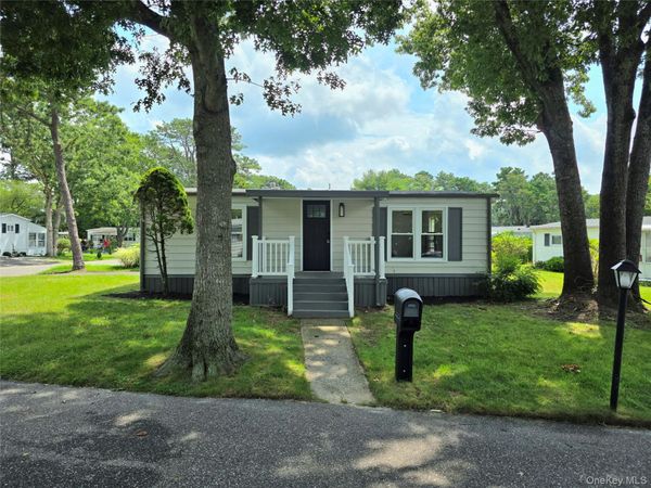 525 Riverleigh Avenue , Unit 221, Riverhead, NY 11901