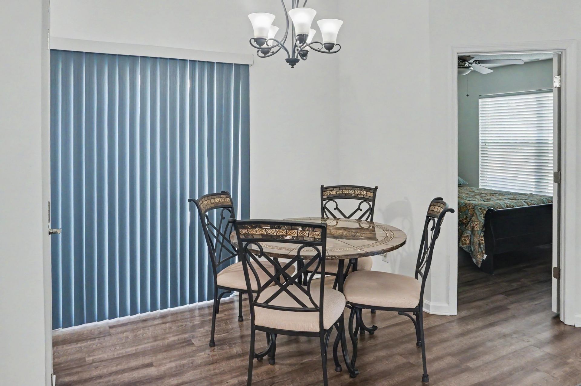 1010 Charles St. Photo 10