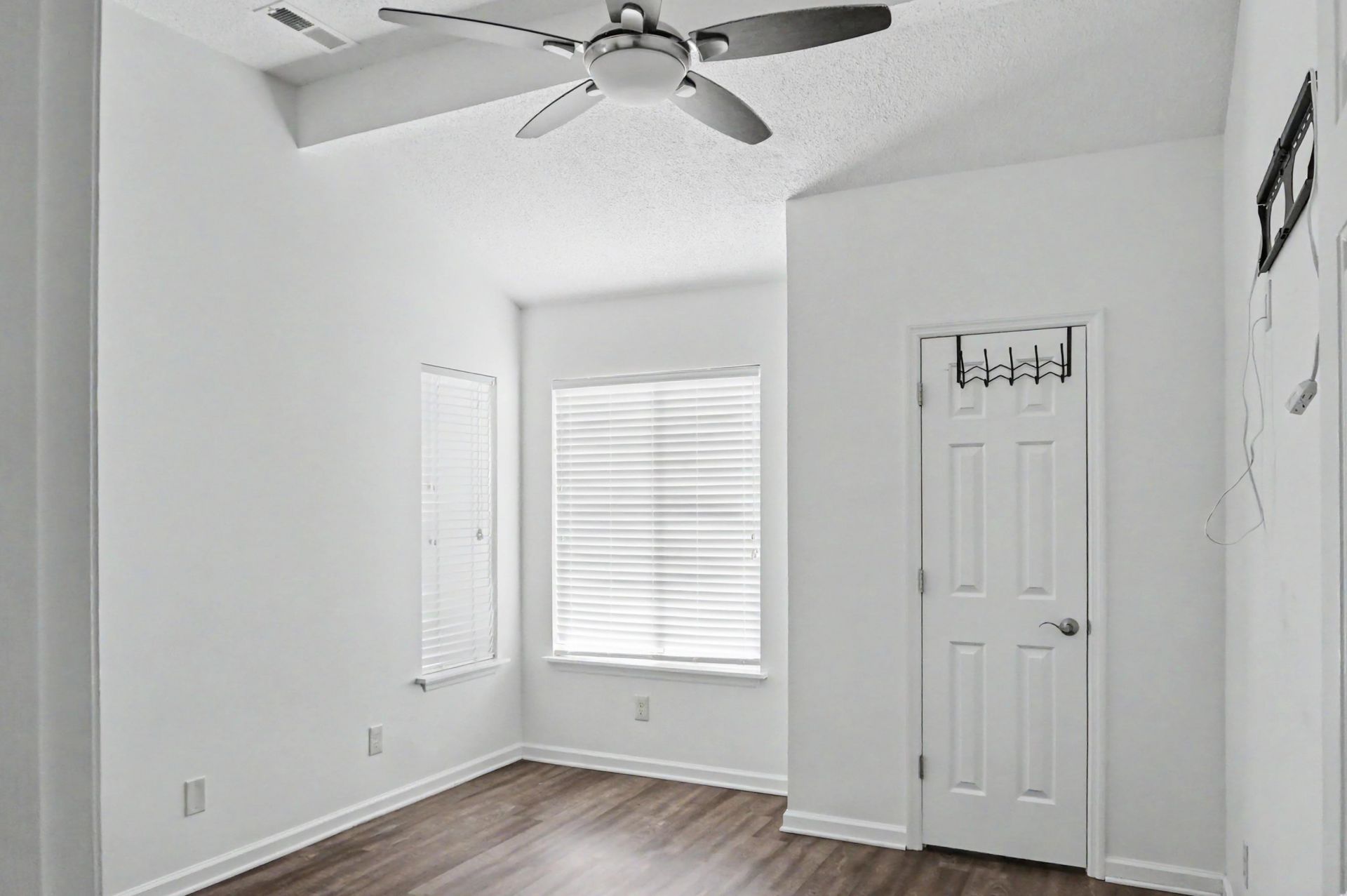 1010 Charles St. Photo 11