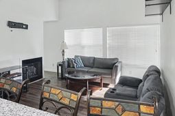 1010 Charles St. photo 4