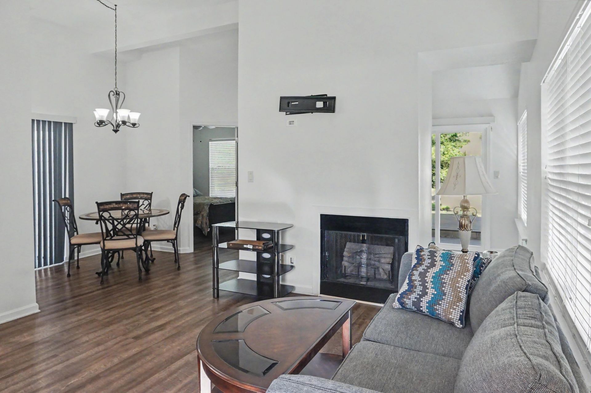 1010 Charles St. Photo 6