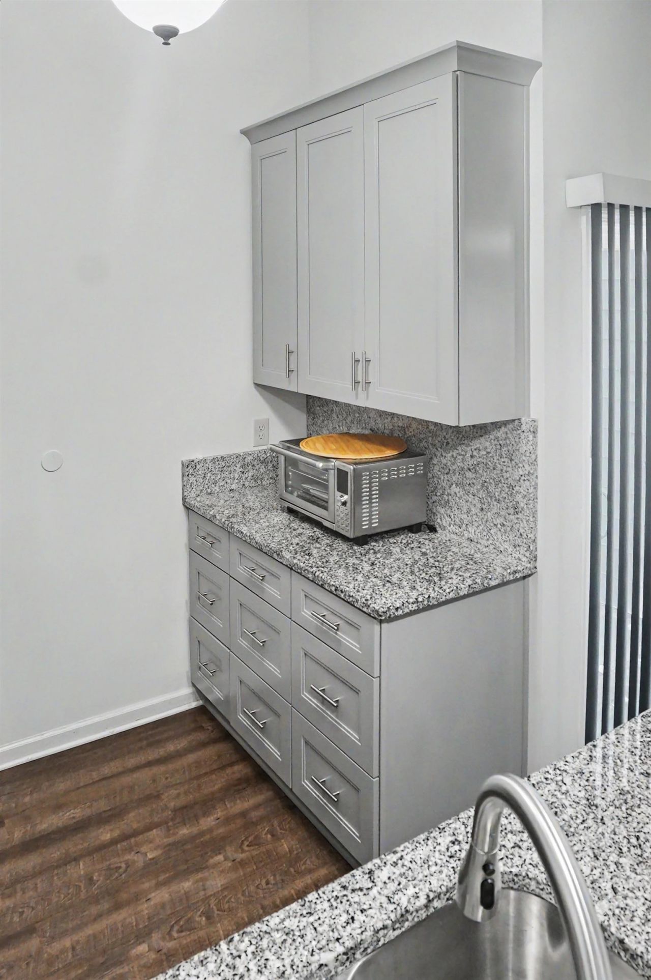 1010 Charles St. Photo 9