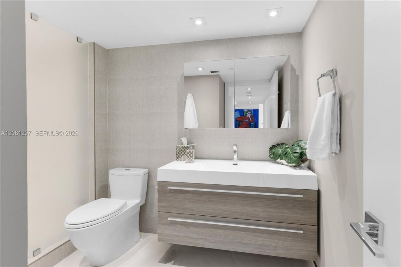 21055 Yacht Club Dr , Unit 2807, Aventura, FL 33180 Photo