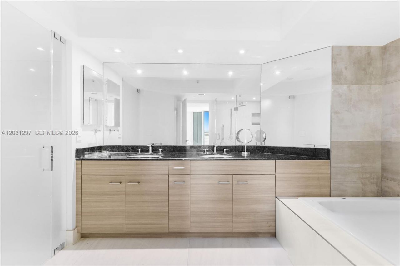 21055 Yacht Club Dr , Unit 2807, Aventura, FL 33180 Photo