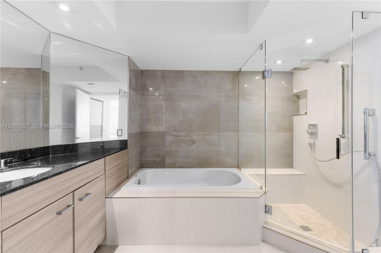 21055 Yacht Club Dr , Unit 2807, Aventura, FL 33180 Photo