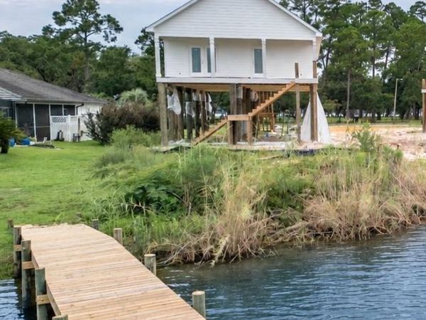 7782 Petersen Pt Rd, Milton, FL 32583