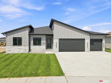 1814 E 8th Street, Hickman, NE 68372