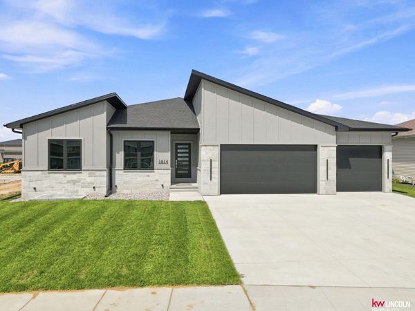 1814 E 8th Street, Hickman, NE 68372