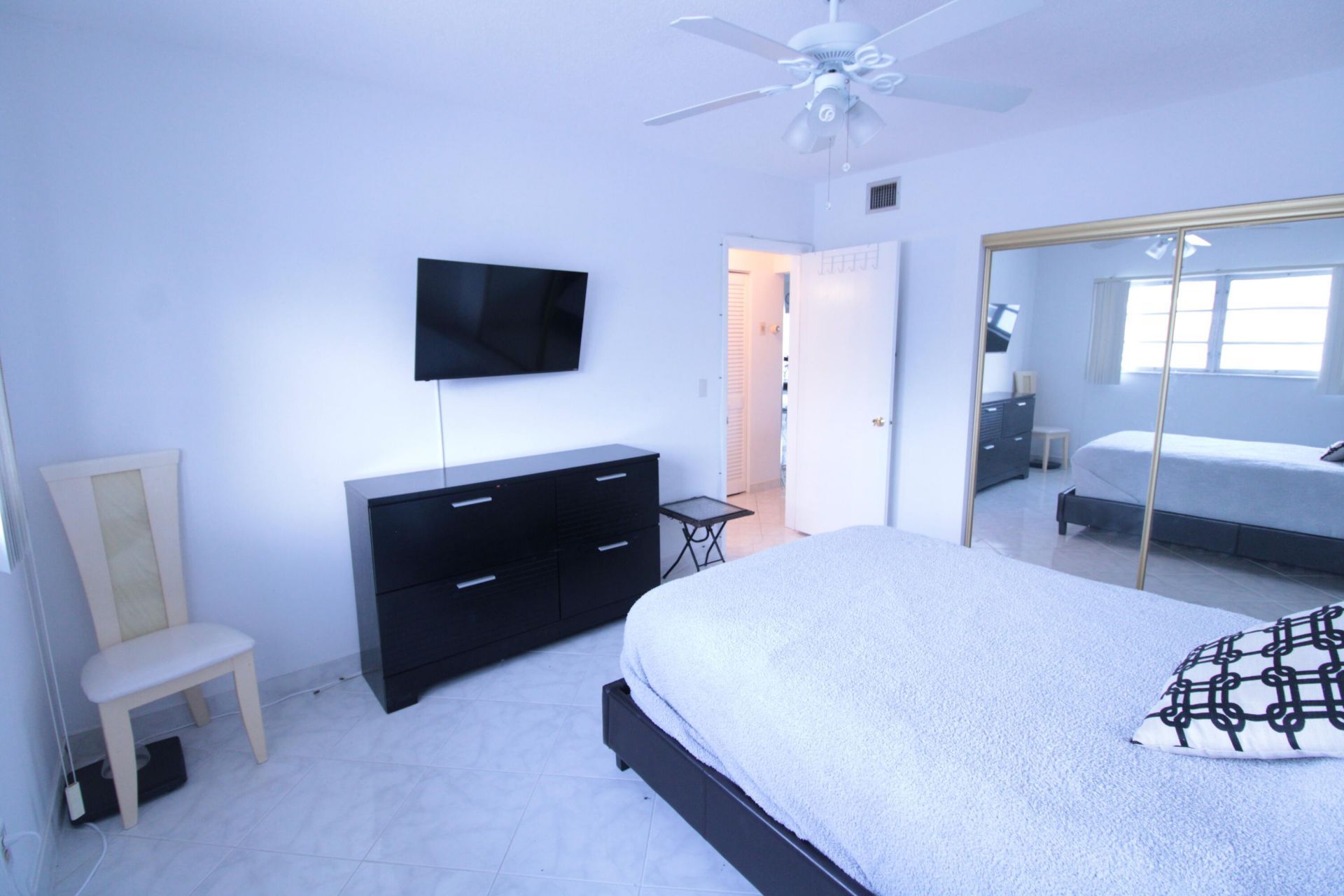 721 Atlantic Shores Boulevard, Unit 309, Hallandale Beach, FL 33009 Photo