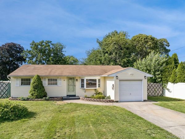 98 Rose Place , Selden, NY 11784