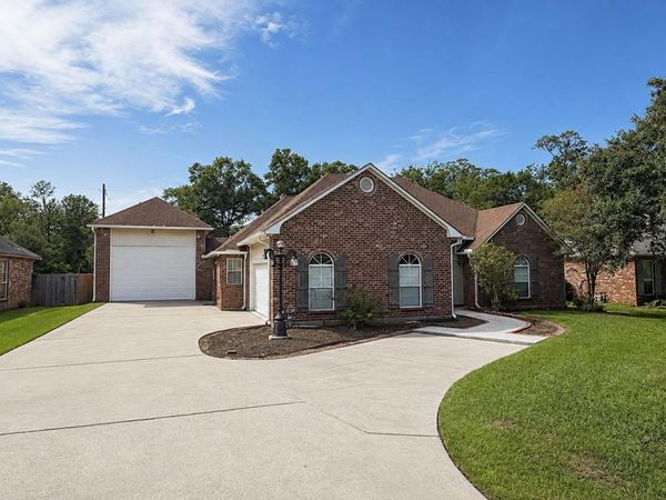 30125 Oak Shadow Dr, Walker, LA 70785