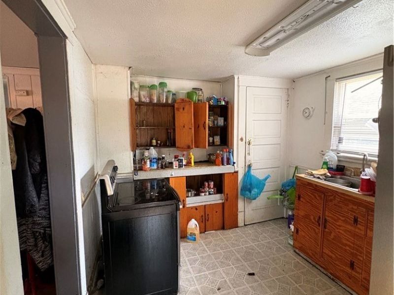 9915 Raymond Avenue, Cleveland, OH 44104 Photo 2