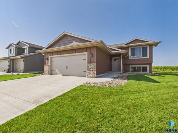 2725 S Lana Dr, Sioux Falls, SD 57106