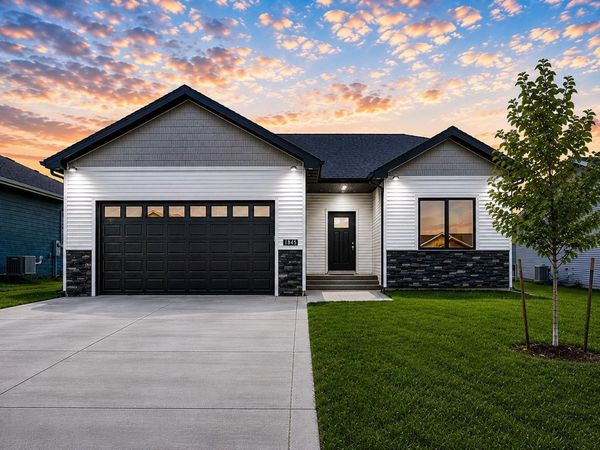 1946 Tuscany Drive SE, Altoona, IA 50009
