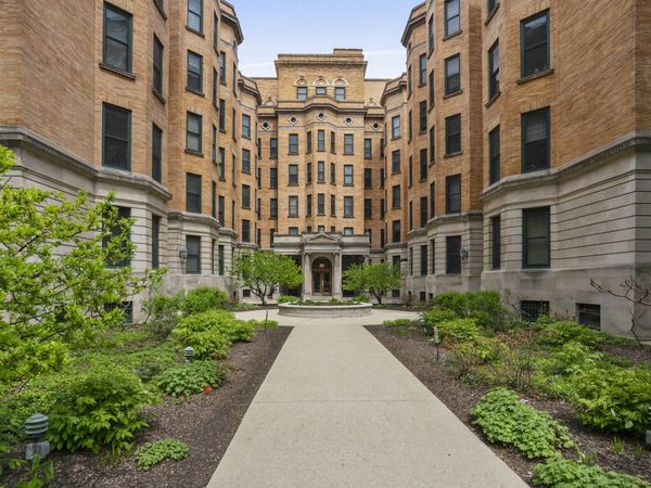 550 W Surf Street , Unit 512, Chicago, IL 60657