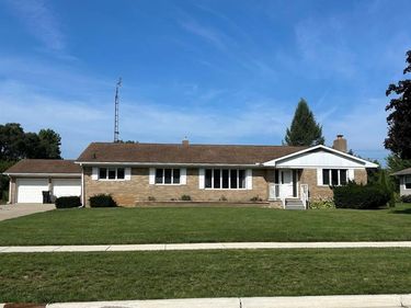 319 PINEWOOD Drive , Fowlerville Village, Mi 48836