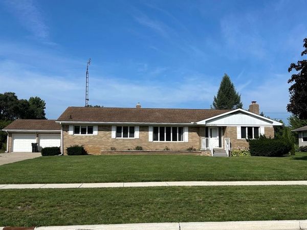 319 PINEWOOD Drive , Fowlerville Village, Mi 48836