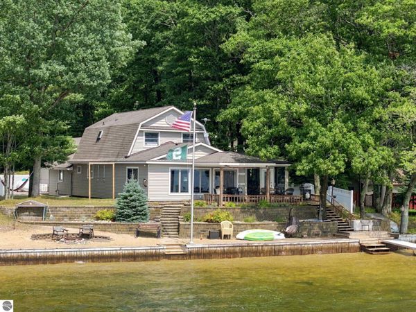 9171 Oak Drive W, Lake City, MI 49651