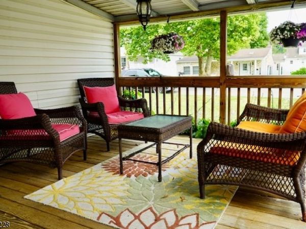 19 Seminole Ave, Parsippany-Troy Hills, NJ 07034