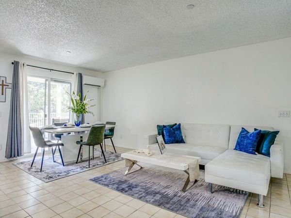 302 E Chestnut Avenue, Unit 215, Santa Ana, CA 92701