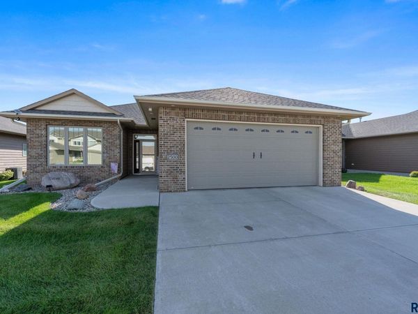 2500 S Kinderhook Ave, Sioux Falls, SD 57106