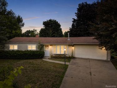 4595 Newcroft Court, Commerce Township, Mi 48382