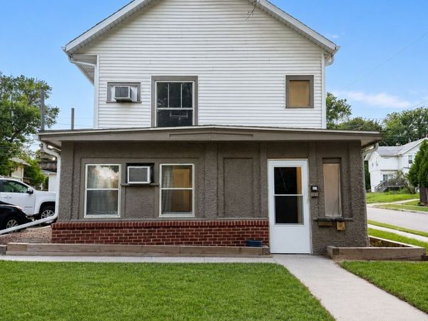 686 34th Street , Des Moines, IA 50312