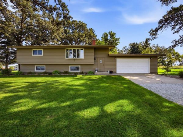 7698 32nd Avenue , Norway, IA 52318